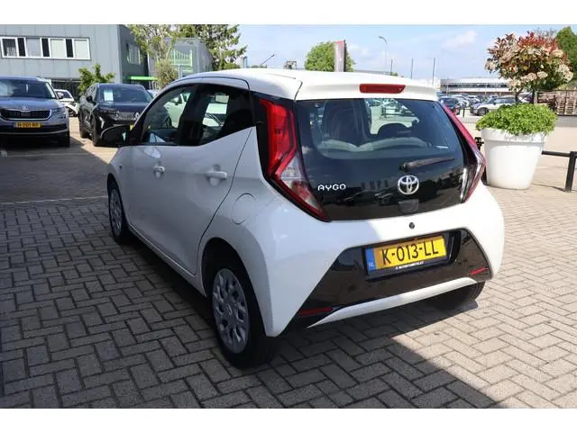 Toyota Aygo 1.0 VVT-i x-play 1e Eigenaar | Dealer Onderh | BTW | NAP | Camera | Navi | Carplay | Ful...