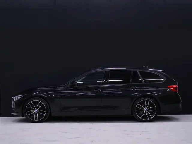 BMW 3-serie Touring 318i Sportline [SPORTSTOELEN, SPORTVELGEN,STOELVERWARMING, BLUETOOTH, PARKEERSEN...