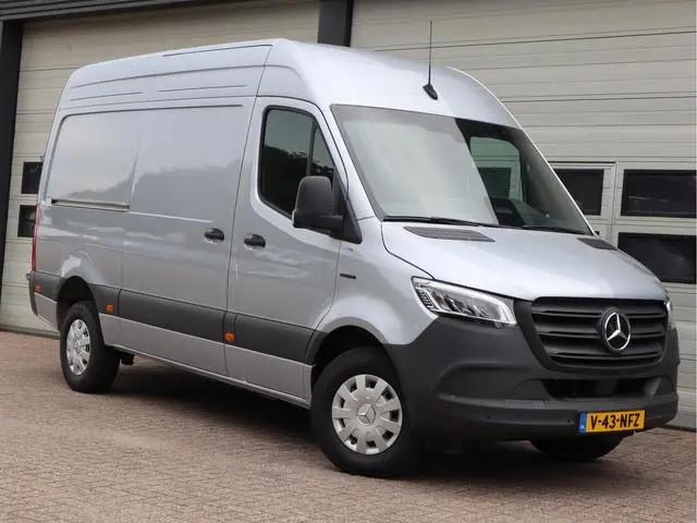 Mercedes-Benz eSprinter 314 56 kWh L2H2 RWD - New Model - LED - Winter pakket