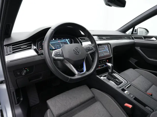 Volkswagen Passat 1.4 TSI 218 pk PHEV GTE | IQ Light | Achteruitrijcamera | Adaptive Cruise | Stuur-...