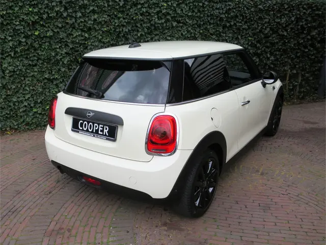 MINI Cooper 1.5 One Salt F56 met Navi, BT, Apple Carplay, Park.ass en 17"