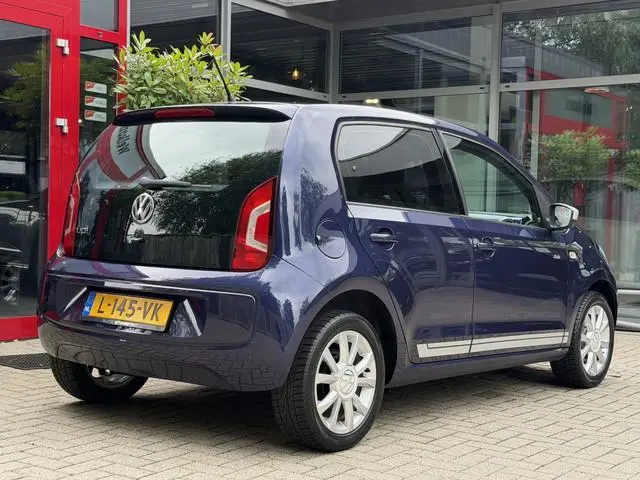 Volkswagen Up! 1.0 5 DEURS *!* CLUB *!* NAVI/ STOELVERWARMING/ LMV/ PRIVACY GLAS *!*