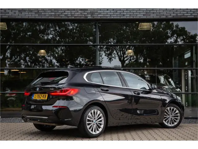 BMW 1-serie 118i Business Edition Plus , Cruise control, Stoelverwarming, Panoramadak