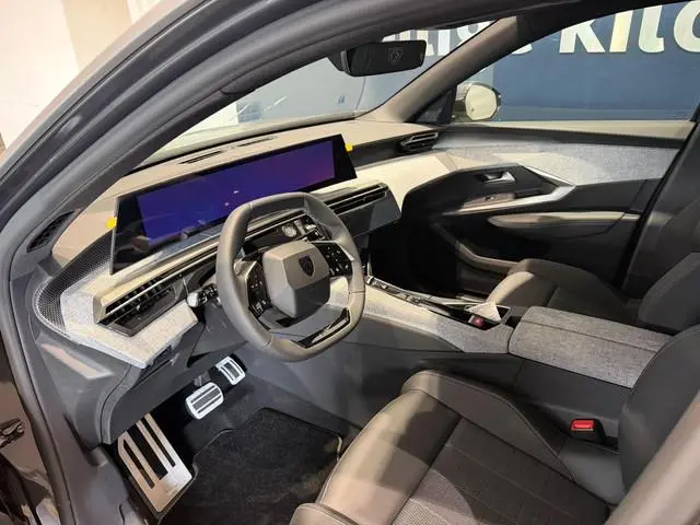 Peugeot e-3008