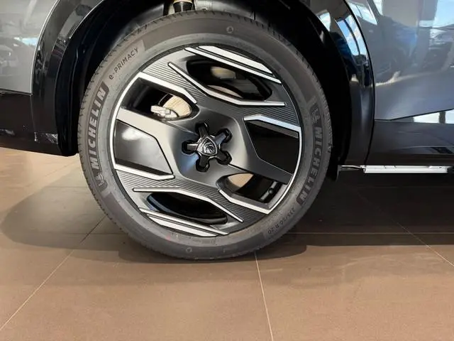 Peugeot e-5008