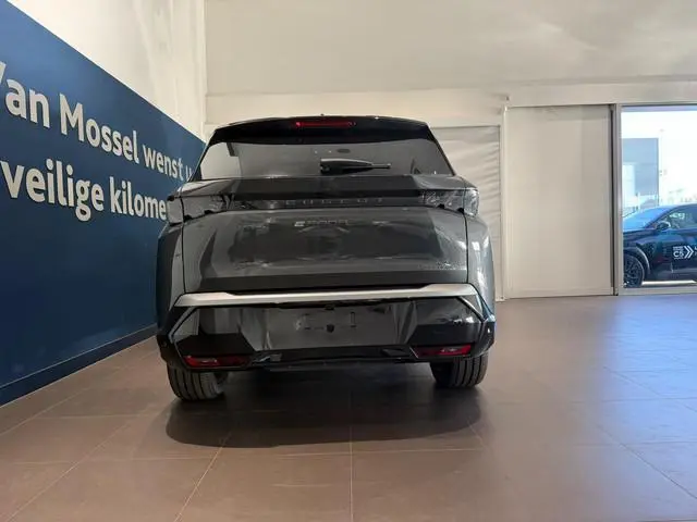 Peugeot e-5008