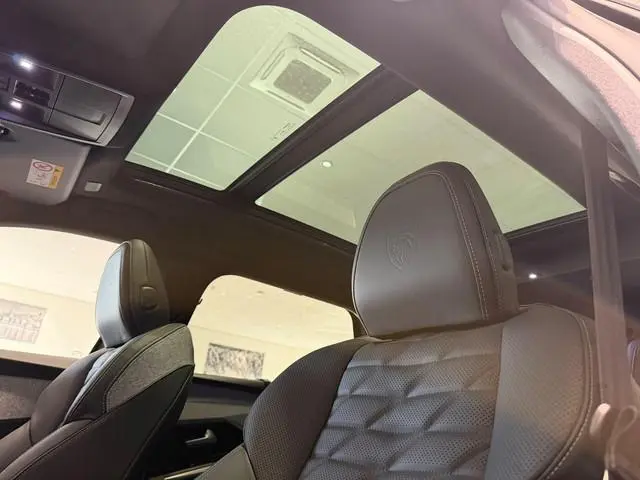 Peugeot e-5008