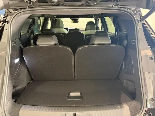 Peugeot e-5008