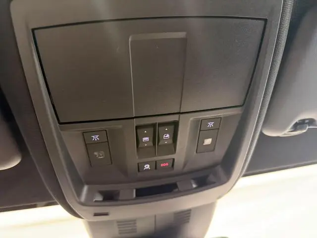 Peugeot e-5008