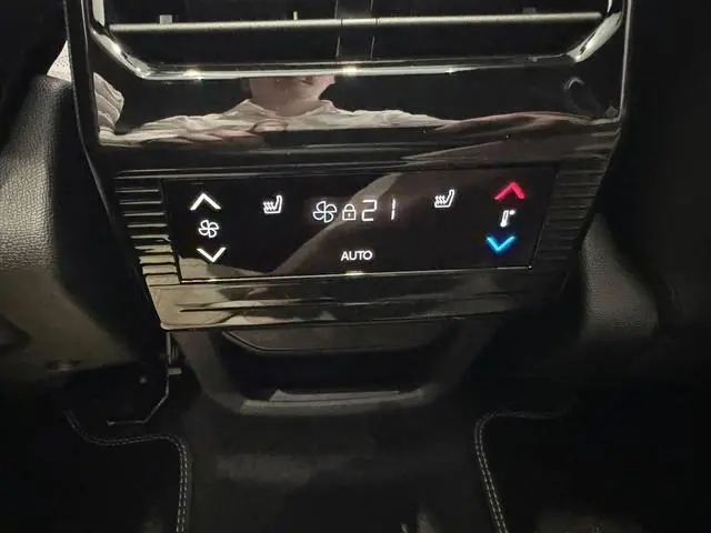 Peugeot e-5008
