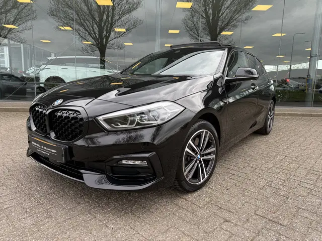 BMW 1-serie 118i Business Edition ** Automaat ** Panodak ** Navigatie ** 17inch