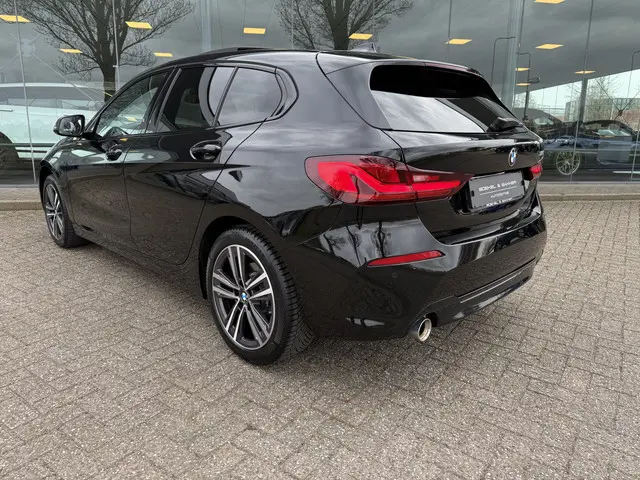 BMW 1-serie 118i Business Edition ** Automaat ** Panodak ** Navigatie ** 17inch