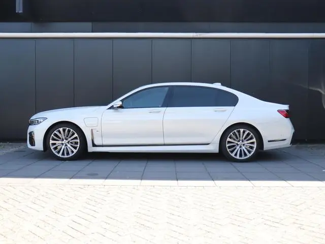 BMW 7-serie 745Le xDrive M-SPORT | LEDER | MEMORY | SCHUIFDAK | ENTERTAINMENT | MASSAGE | LUCHTVERIN...