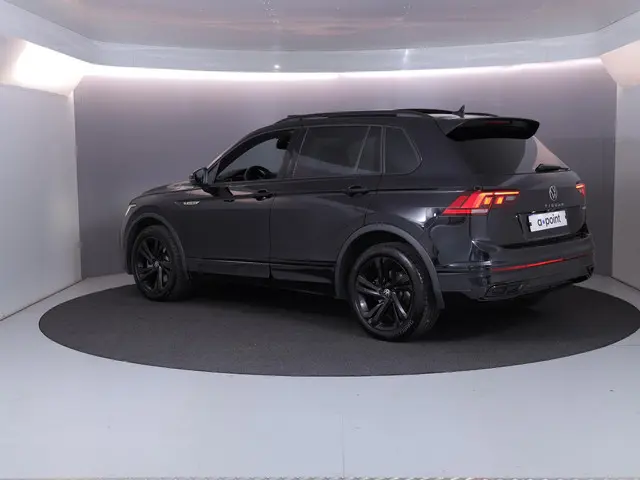Volkswagen Tiguan 1.4 TSI eHybrid R-Line Business 245 PK PHEV | Navigatie | Panorama dak | Black Sty...