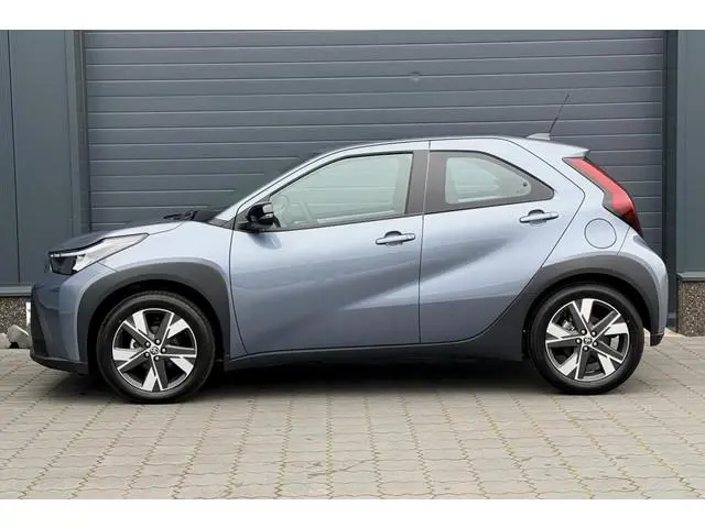 Toyota Aygo X Hybrid 115 pulse 17" STOELVERWARMING LED CARPLAY NIEUWE AUTO! 4X OP VOORRAAD!
