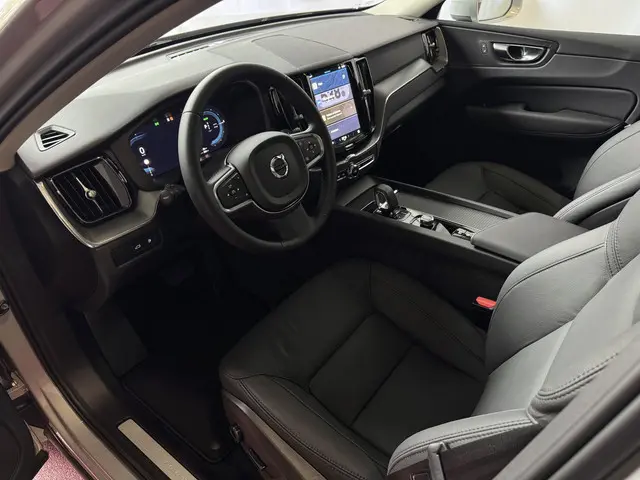 Volvo XC60 ✅NIEUWE AUTO✅ VAPOUR GREY 2.0 T6 350 PK PHEV LEER AWD PLUS BRIGHT LONG RANGE PANO PERF.AU...