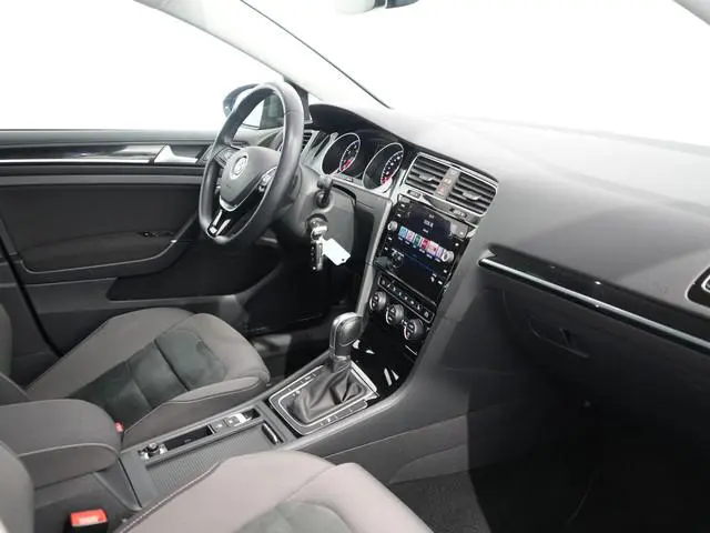 Volkswagen Golf 1.5 TSI Highline Business R | Trekhaak afneembaar | Winterpakket | ACC | Ergostoel |