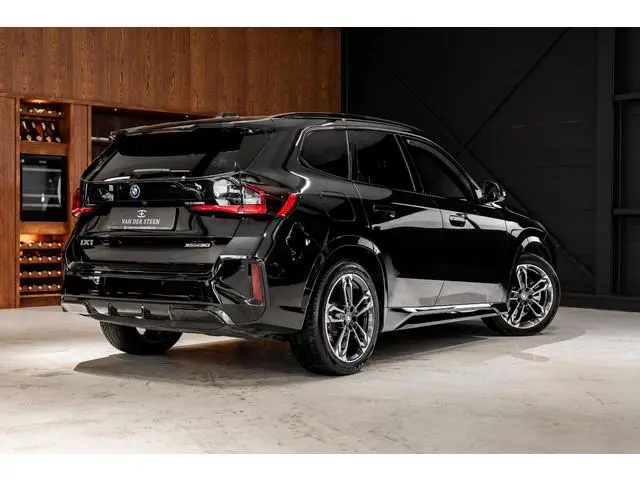 BMW iX1 xDrive30 Launch Edition 67 kWh M Sport | Pano | H&K