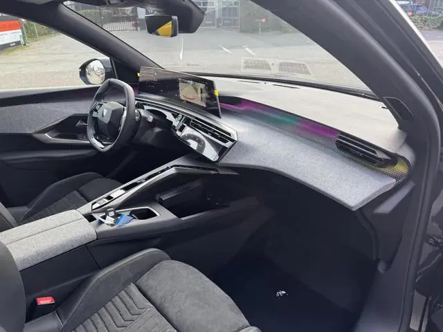 Peugeot e-5008