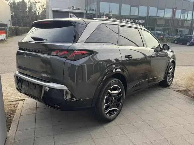 Peugeot e-5008