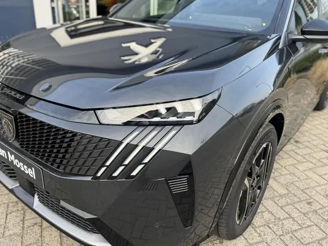 Peugeot e-5008