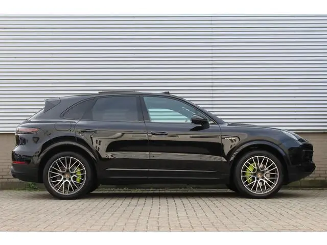Porsche Cayenne 3.0 E-Hybrid | Fiscaal €101.261,- | BTW | Panoramadak | Leder | BOSE