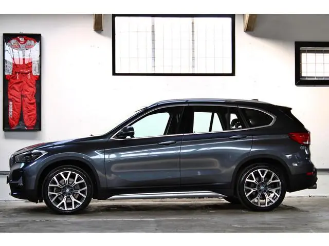BMW X1 xDrive20i High Executive Edition | 19 inch | Apple CarPlay | Memory | Trekhaak | NL auto | 2e...