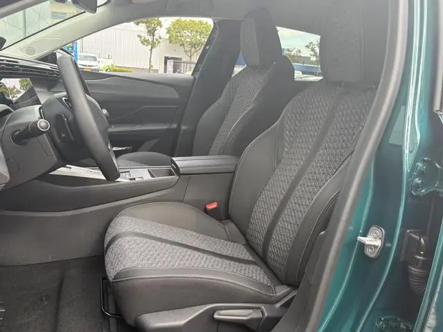 Peugeot e-308