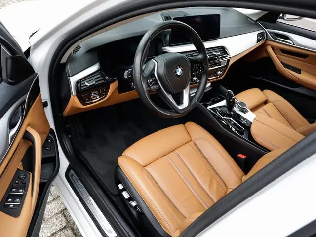 BMW 5 Serie 545e xDrive Business Edition Plus 1e-Eig. & Dealer-Onderh. BOVAG-Garantie. NL-Auto.
