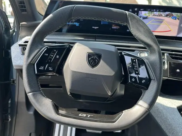 Peugeot e-5008