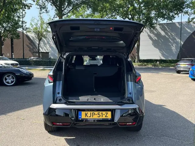 Peugeot e-5008