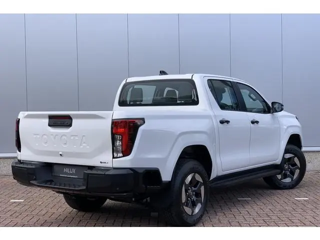 Toyota HiLux Challenger 59.2 kWh / Parkeersensoren V&A / Camera / Stuur en Stoelverwarming / Dodehoe...