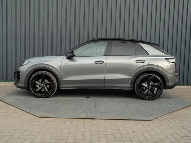 Volkswagen T-Roc 1.5 eTsi R-Line First Edition | Trekhaak wegkl. | 360 Camera | Panodak | Harman/Kar...