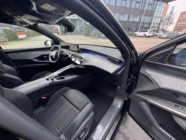 Peugeot e-5008