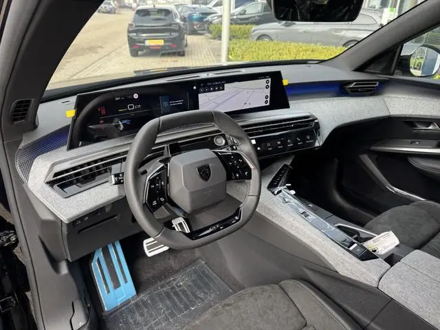 Peugeot e-5008