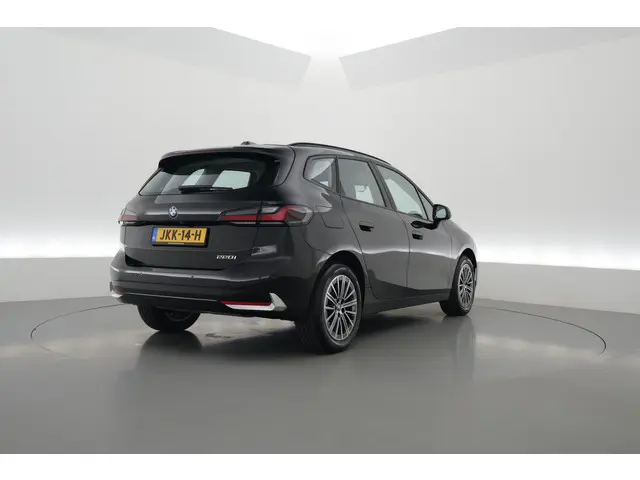 BMW 2-serie Active Tourer 220i | Navi | Camera | Stoelverw. | Apple CarPlay | Cruise | 17'' v