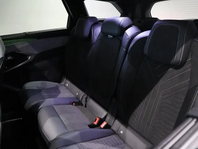 Peugeot e-5008