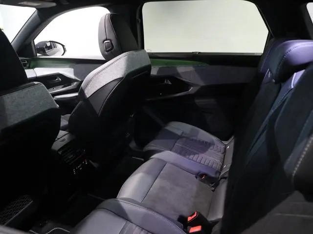 Peugeot e-5008