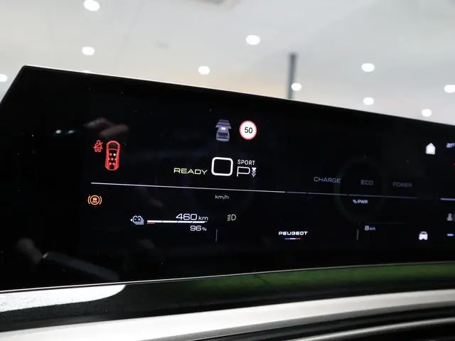 Peugeot e-5008