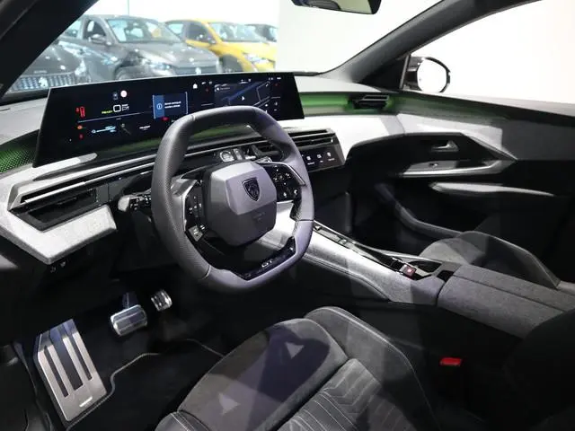 Peugeot e-5008