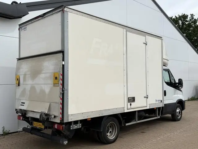 Bakwagen Laadklep Zijdeur Camera Climate Control Bluetooth Luchtgeveerde stoel Meubelbak Koffer