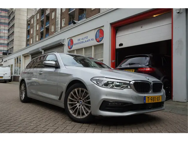 BMW 5-serie Touring 530i High Executive Sport Line | PANO * HUD * Sfeerverlichting * Adaptive + Lane...