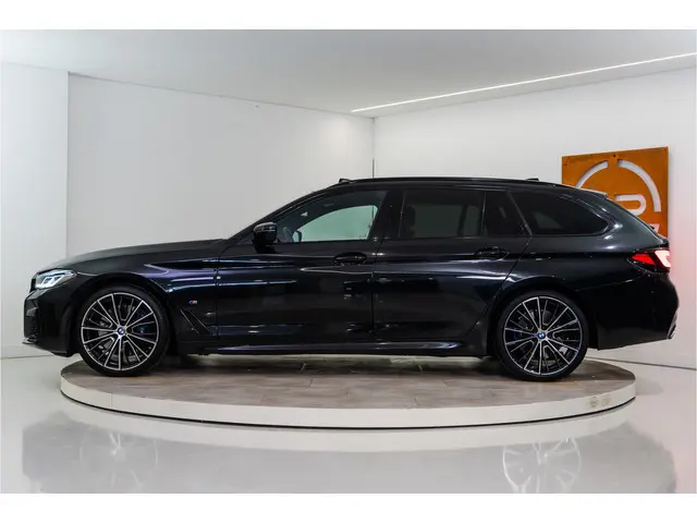 BMW 5-serie Touring 540i xDrive High Executive M Sport 334PK | Vierwiel sturing | Laser | Pano | HUD...