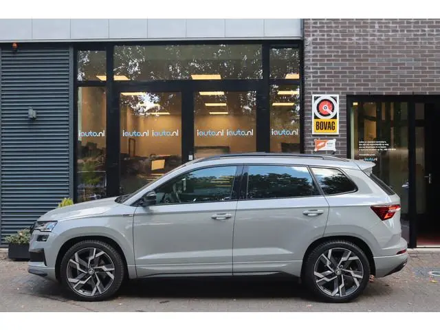 ŠKODA Karoq 1.5 TSI ACT DSG Sportline Pano/Navi Columbus/Virtual Cockpit/Camera/Keyless/LED/ACC/18"