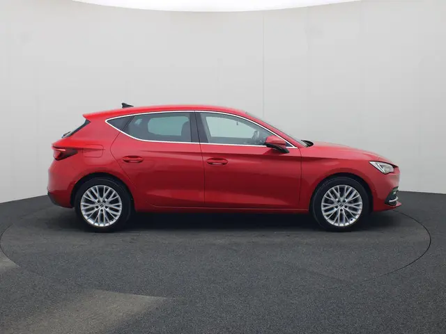 SEAT Leon 1.5 eTSI 150PK DSG Excellence · Navigatie · Stoel -& stuurverwarming · Camera + Parkeersen...