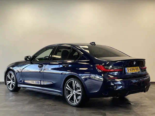 BMW 3-serie 320e High Executive M-sport Full-led VCP Navigatie 19"LM ! 2e Paasdag geopend van 12.00...