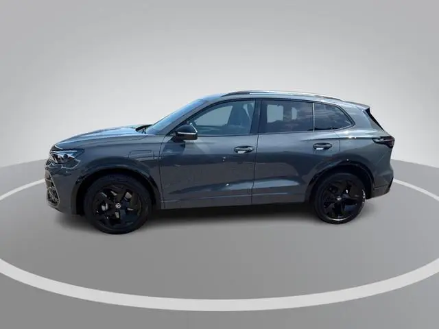 Volkswagen Tiguan 1.5 eHybrid 204pk DSG R-Line Edition · Inklap. Trekhaak · 360 Camera · Matrix LED...