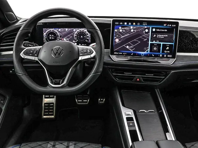 Volkswagen Passat Variant R-Line Edition 1.5 eHybrid 204 PK 6 versn. DSG · Achteruitrijcamera · Draa...