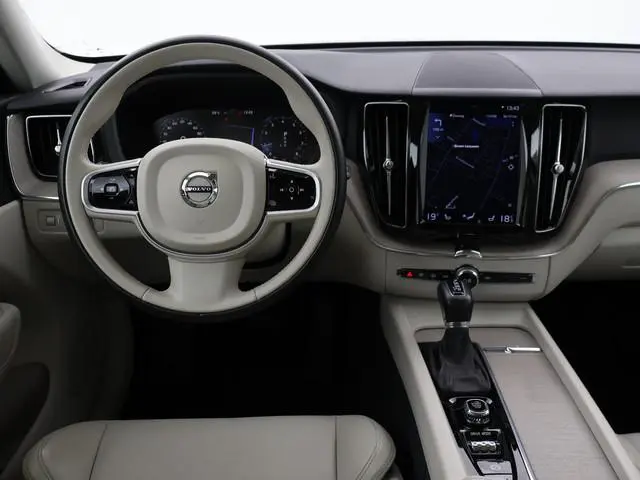 Volvo XC60 2.0 T5 250 PK AWD INSCRIPTION + LUCHTVERING | WEGKL. TREKHAAK | APPLE CARPLAY | MEMORY
