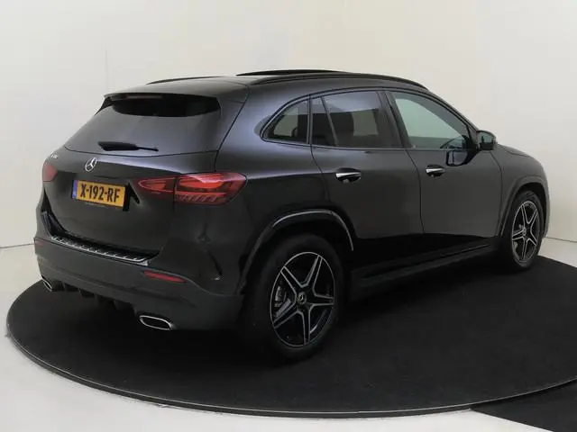 Mercedes-Benz GLA-klasse 180 AMG Line Premium Plus /Panoramadak /Memory /HUD /360 Camera